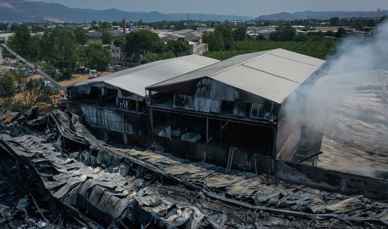 Fabrika ve geri dönüşüm tesisinden yayılan yangın söndürüldü