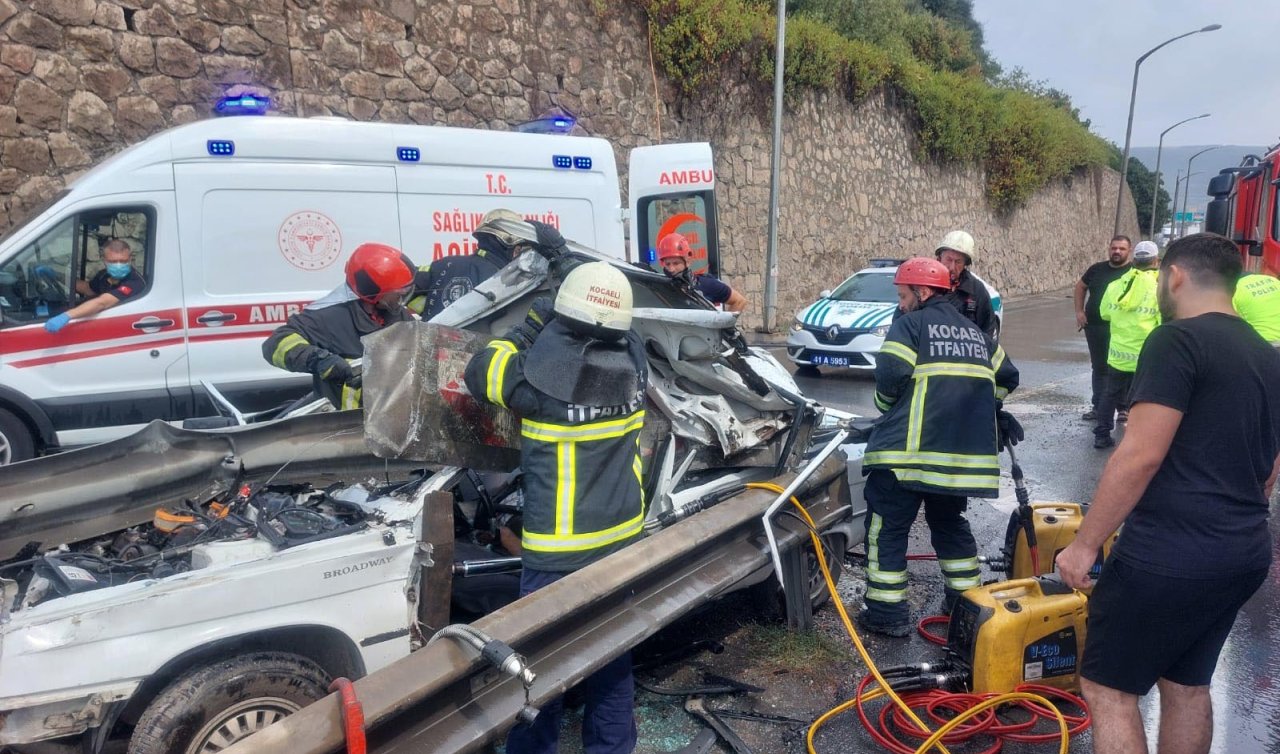  Otomobil bariyerlere çarptı; 1 ölü 2 yaralı