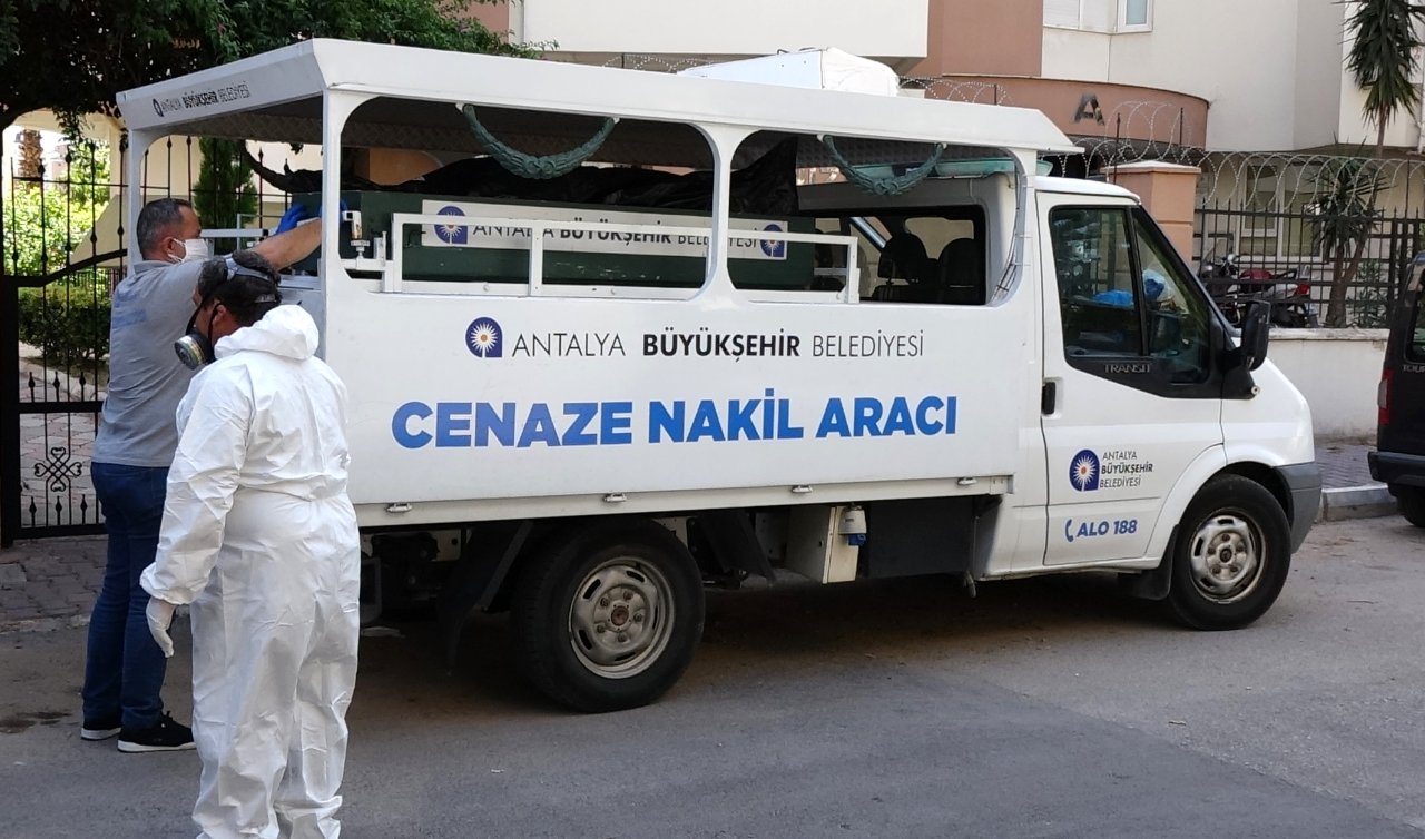  Kötü koku ihbarına gelen polis dairede cansız bedenini buldu! 