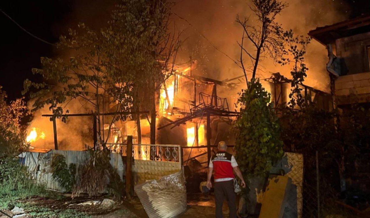  Sakarya’da yangın: İki katlı ahşap ev, depo ve ahır yandı