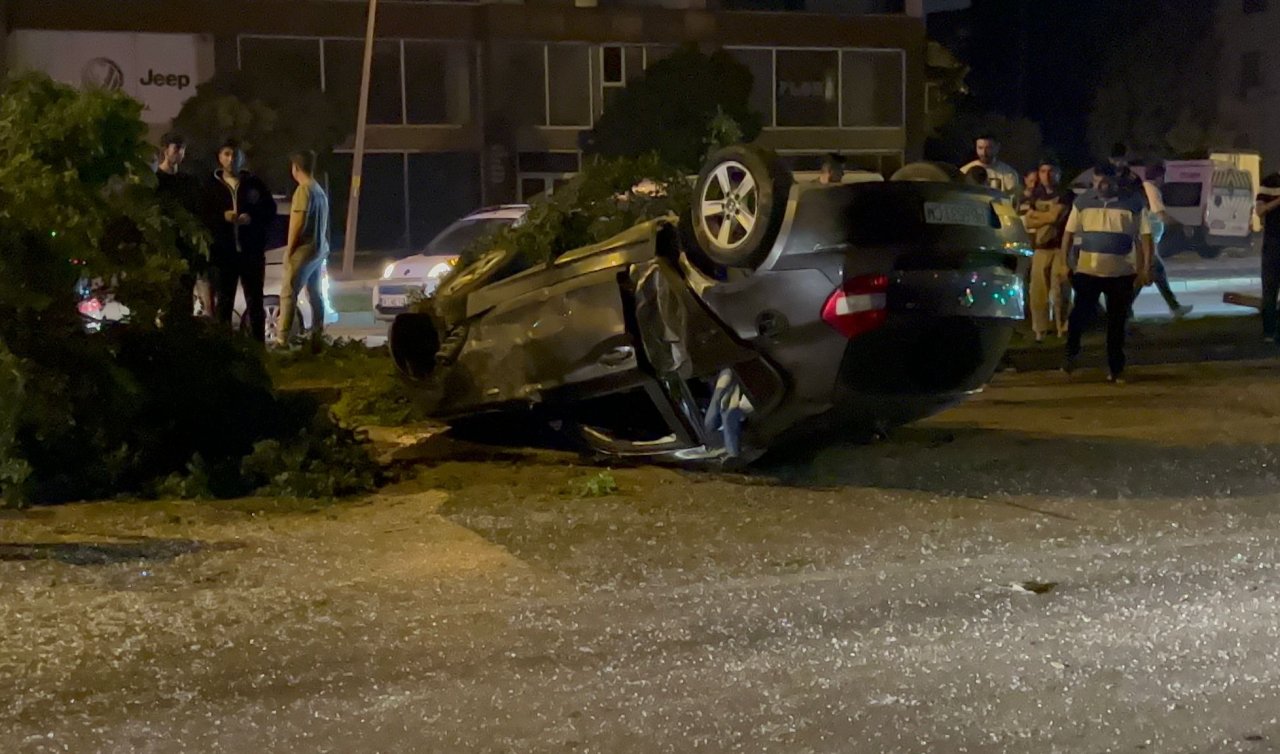 Otomobil pano ile ağaçlara çarparak ters döndü; 2 yaralı