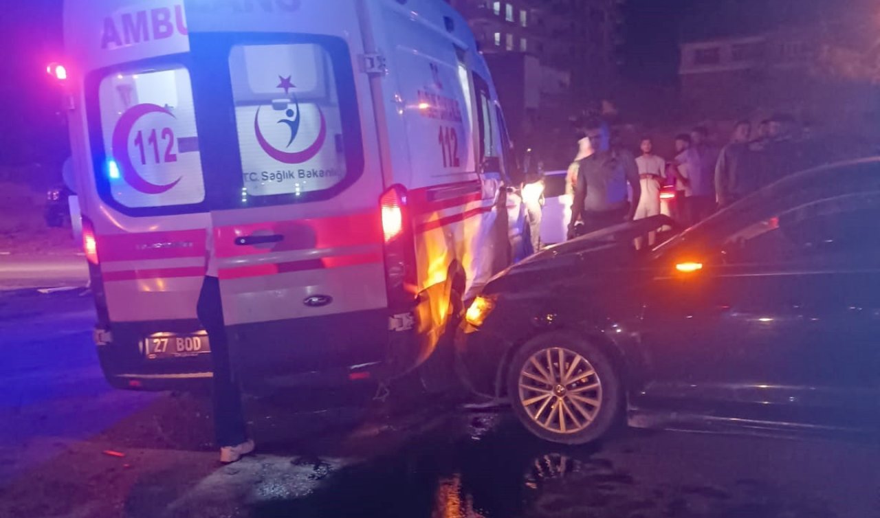 Ambulans ile otomobil çarpıştı: 2 yaralı