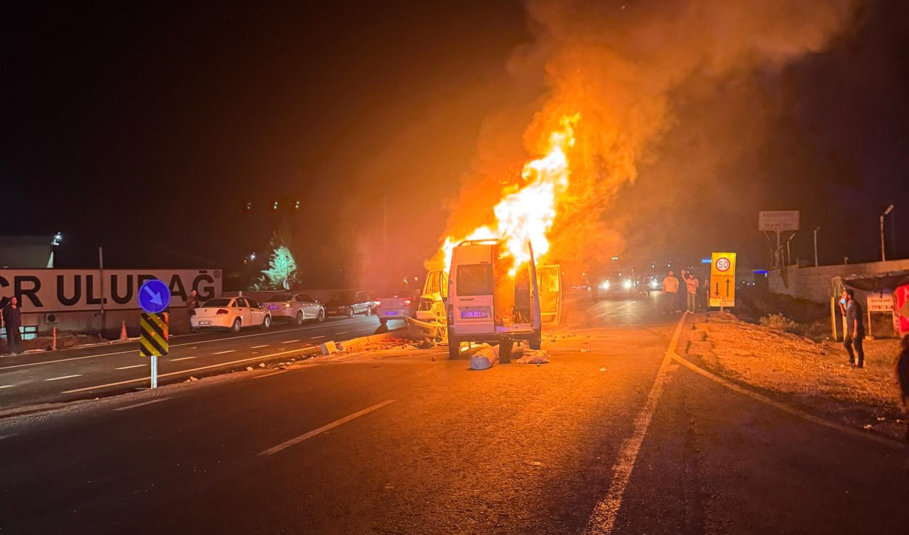  Kafa kafaya çarpışan kamyonet ile minibüs alev aldı: 11 yaralı