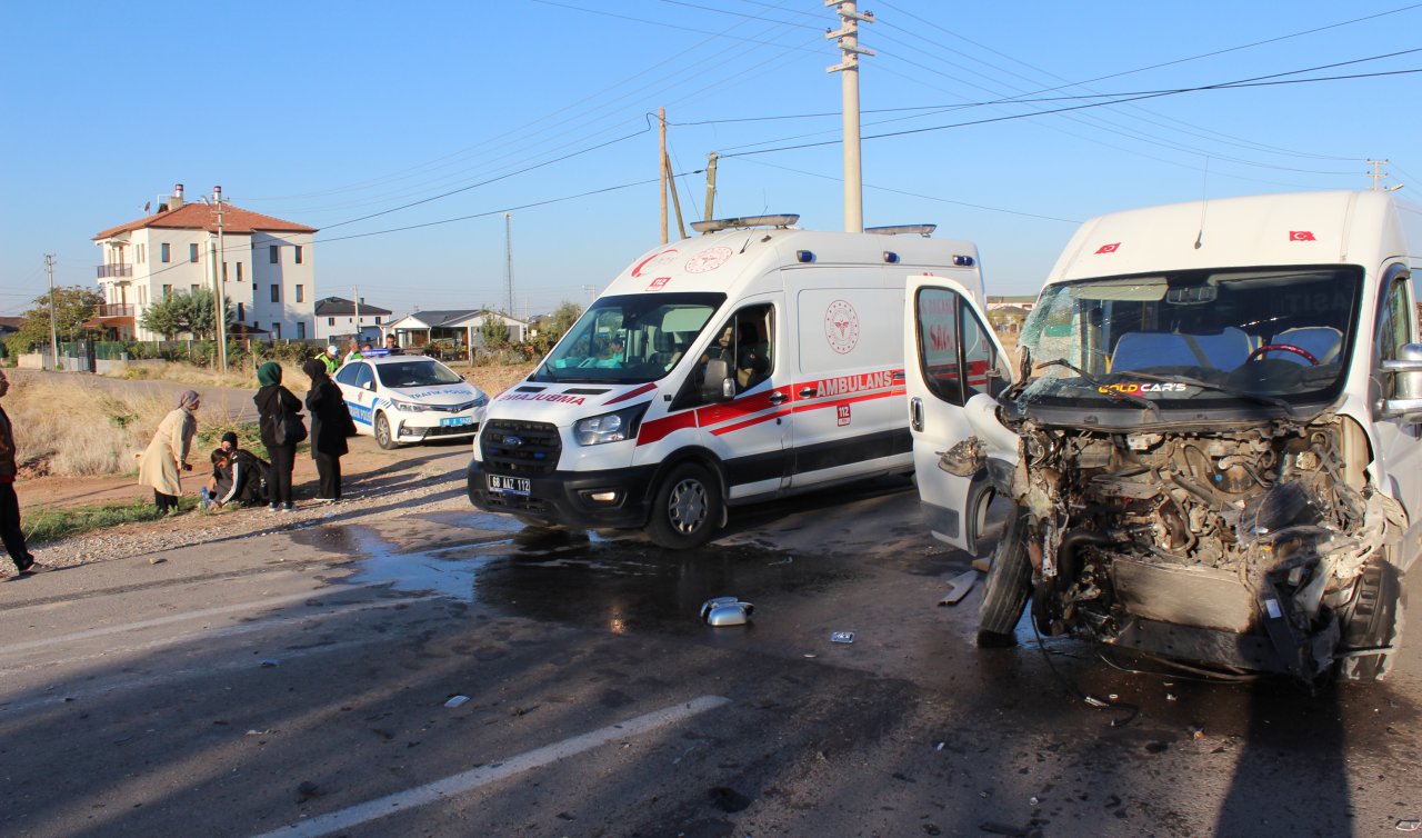 Öğrenci servisi ile TIR çarpıştı: 11 yaralı