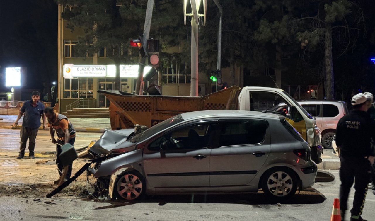 Otomobil trafik sinyalizasyon direğine çarptı: 3 yaralı