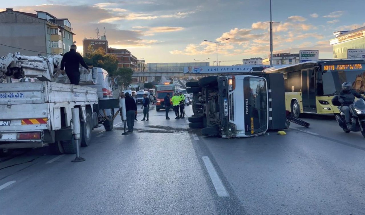 İş makinesi taşıyan kamyonet devrildi: trafik durma noktasına geldi