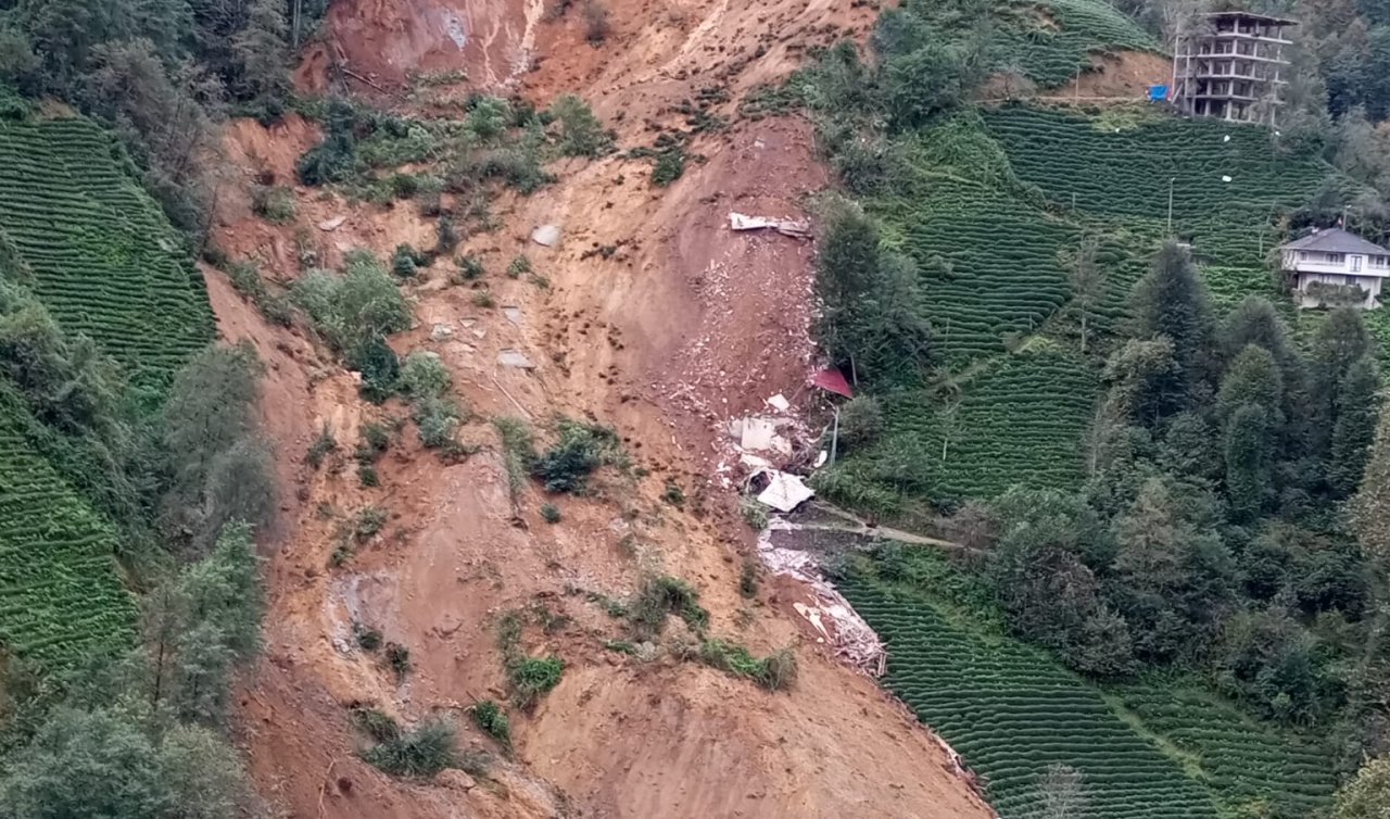 Heyelan sonucu 2 boş ev toprak altında kaldı