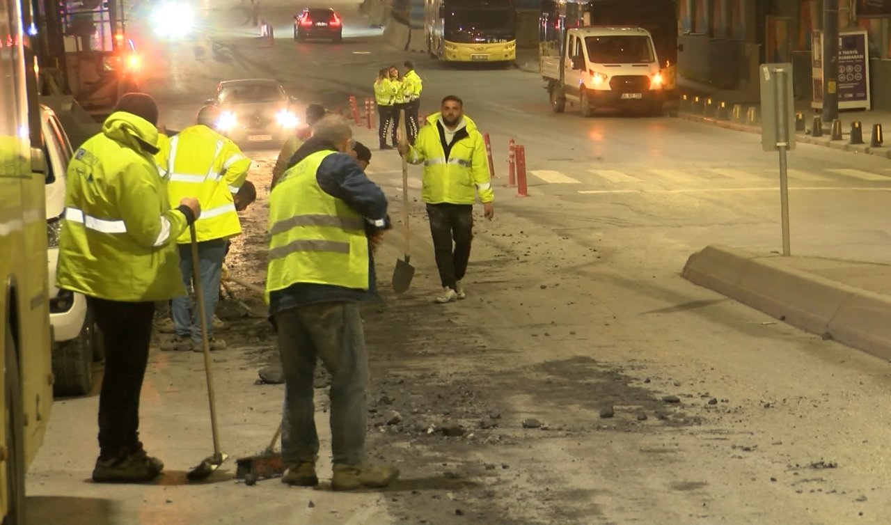   Hafriyat kamyonundan yola moloz parçaları döküldü