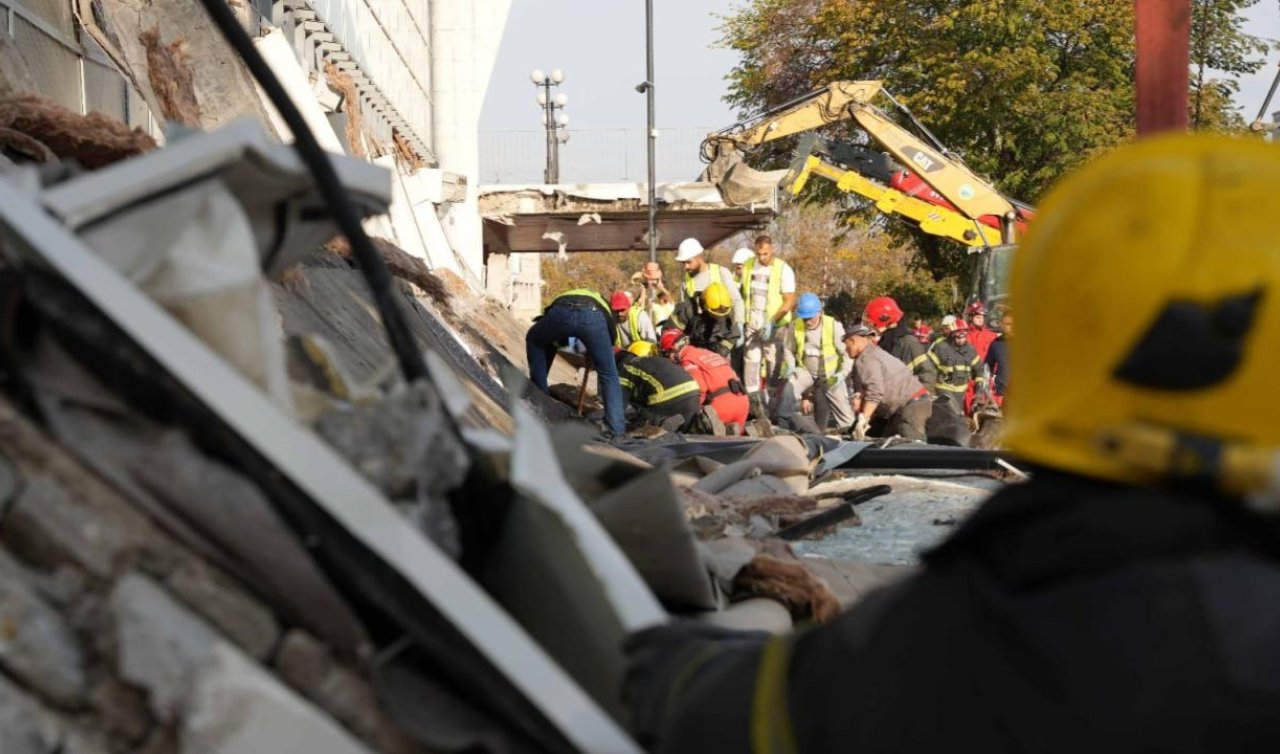  Sırbistan’da tren istasyonunun girişindeki çatı çöktü: 13 ölü