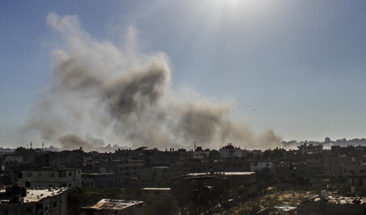 Katil İsrail Gazze’de bir evi bombaladı: 3 Filistinli hayatını kaybetti