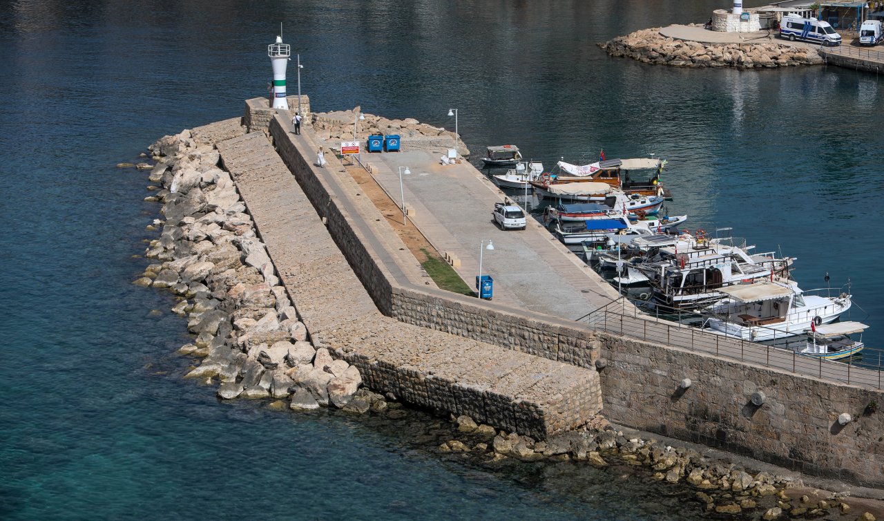 Yat Limanı İskelesi 15 derece eğildi: yüzlerce kiloluk taş bloklar düştü