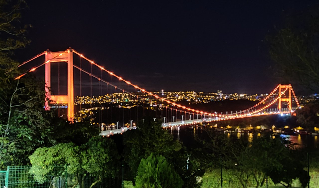 İstanbul’daki boğaz köprüleri lösemiye dikkat çekmek için turuncu ışıkla aydınlatıldı