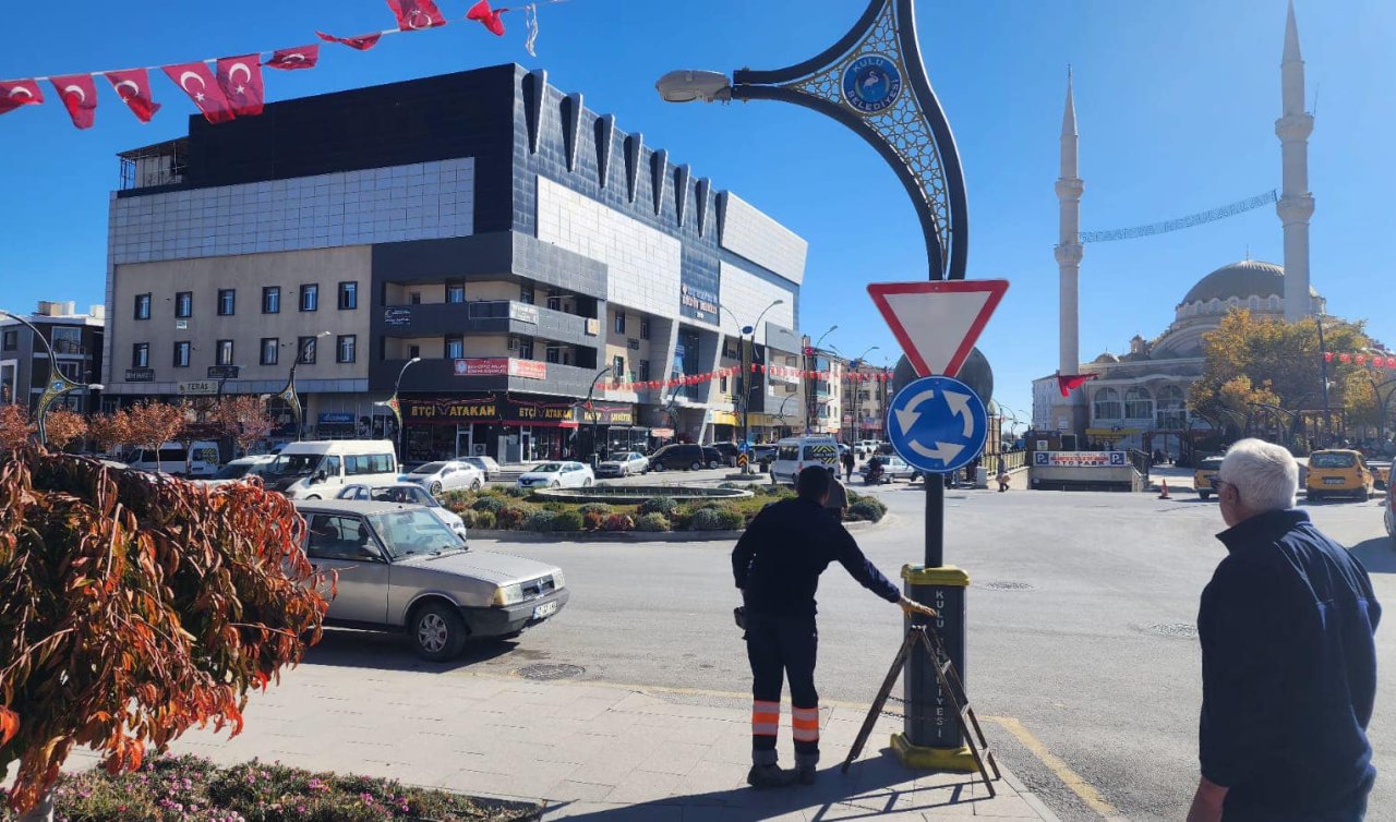 Konya’daki bu ilçede trafik güvenliği artıyor!  Yeni trafik levhaları yerleştirilmeye başlandı