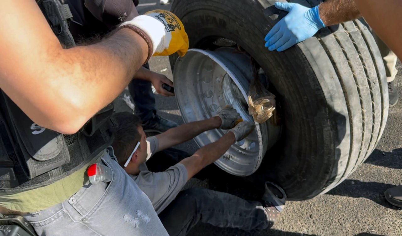 TIR’ın lastiğinde 53 kilo esrar bulundu! 