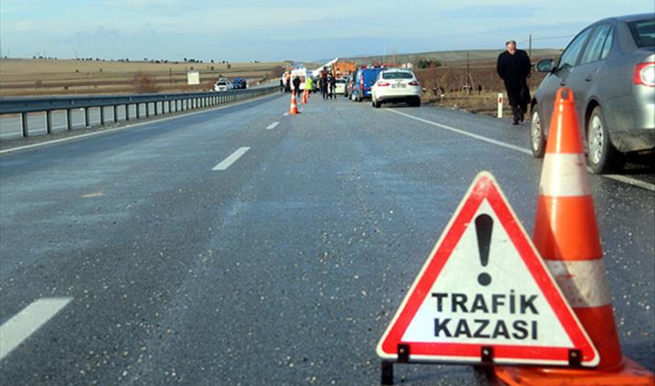 Anadolu Otoyolu’nda tıra çarpan otomobildeki 1 kişi öldü 4 kişi yaralandı