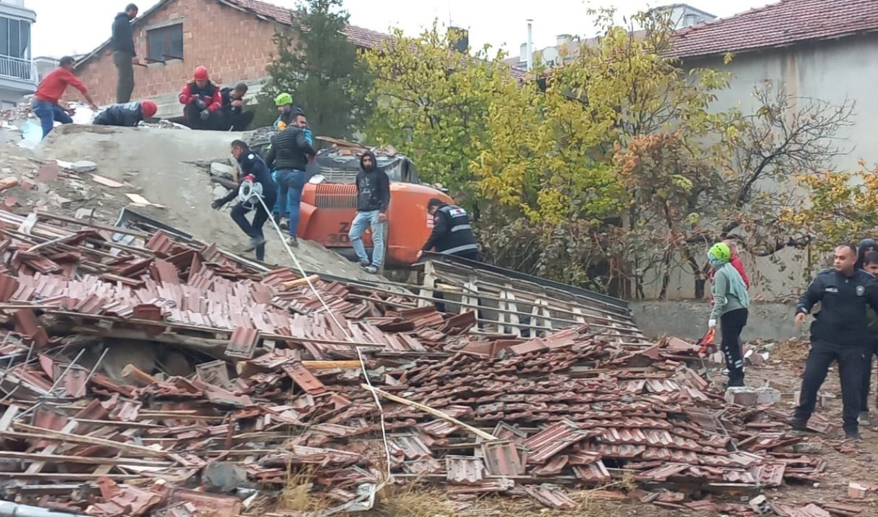 Ağır hasarlı bina çöktü; iş makinesi operatörü enkaz altında