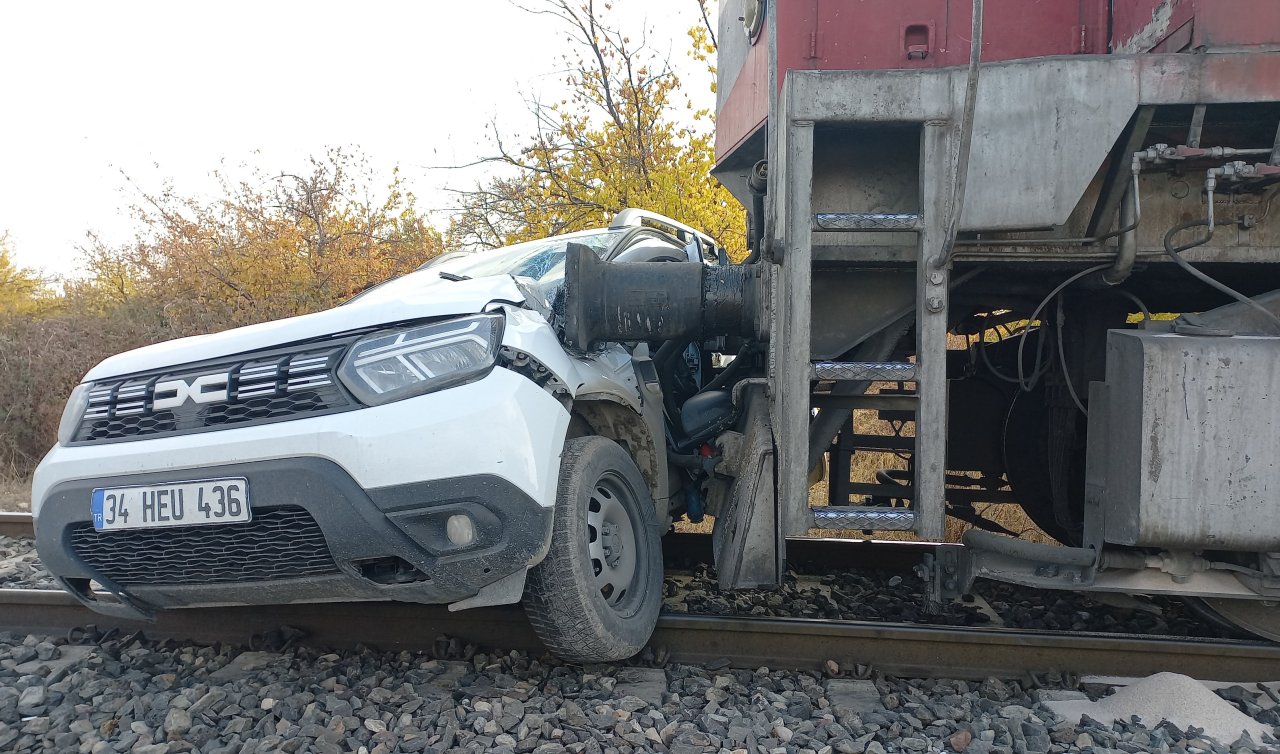 Yük treni otomobile çarptı: 2 yaralı