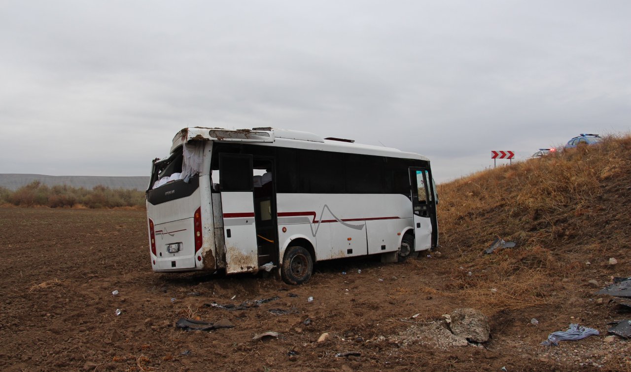 Cenazeye gidenleri taşıyan midibüs şarampole devrildi: 29 yaralı