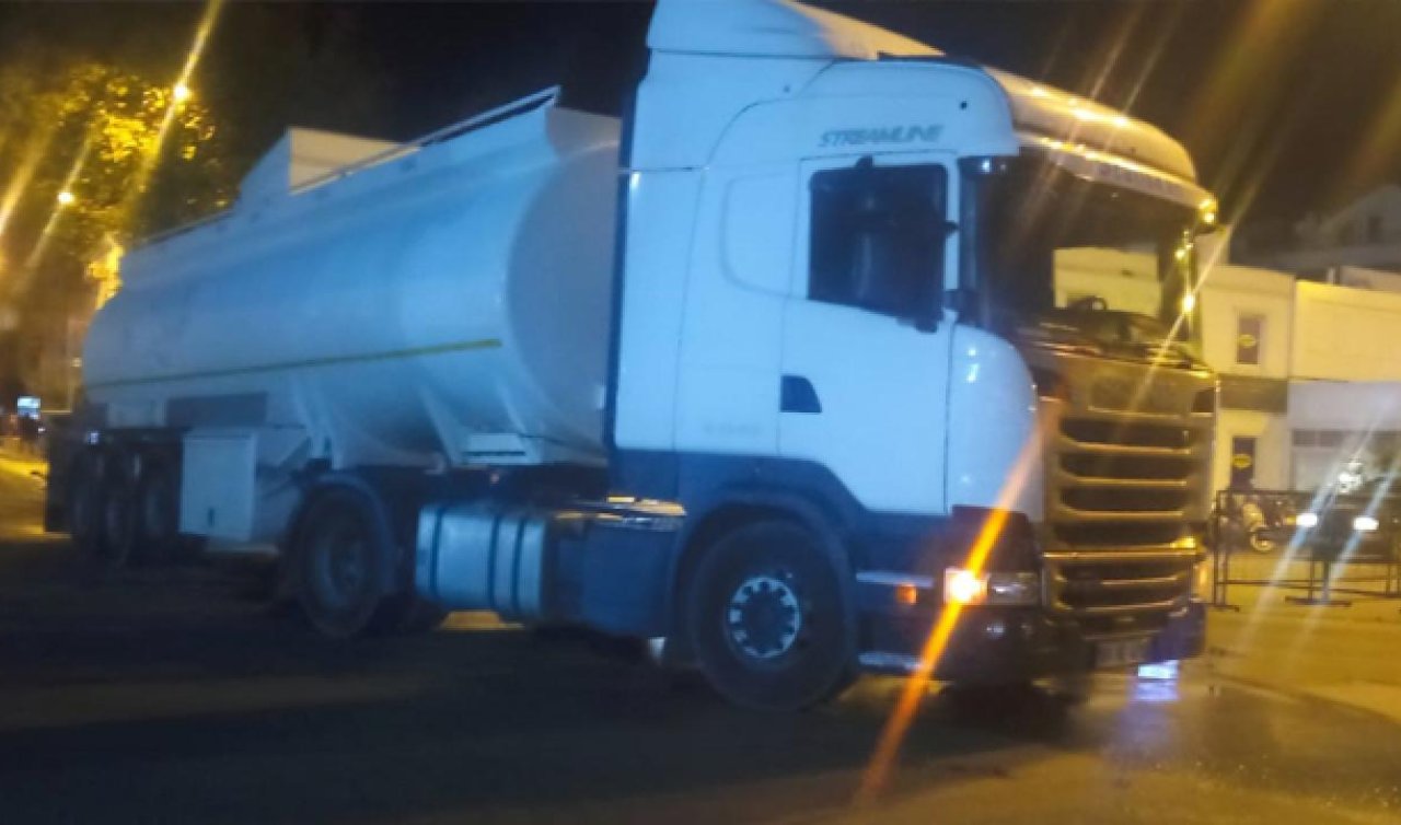 Feribot kuyruğundaki tankerden yüzlerce litre motorin yola aktı