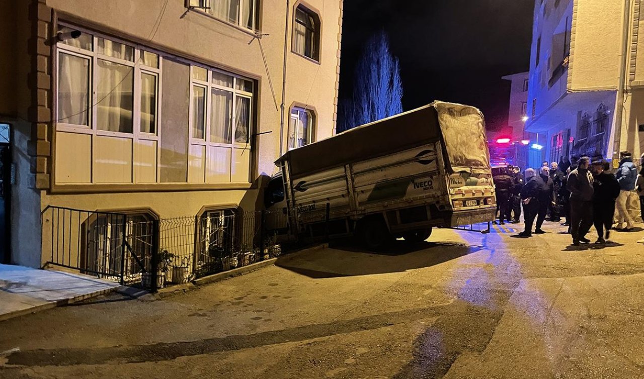 Fırtınada sürüklenen kamyonet binaya çarptı