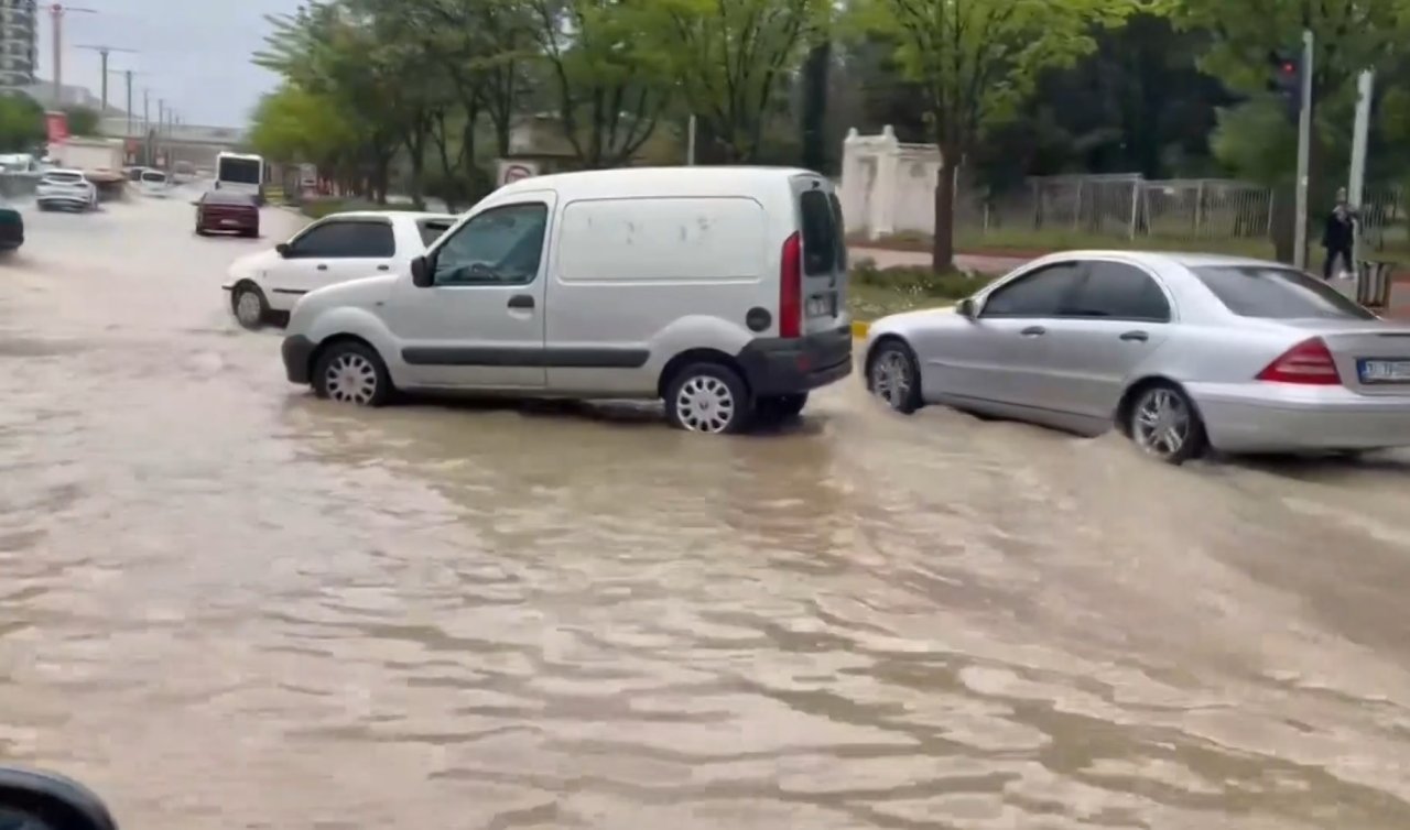 Sağanak yağış sonrası cadde ve sokaklar su altında kaldı