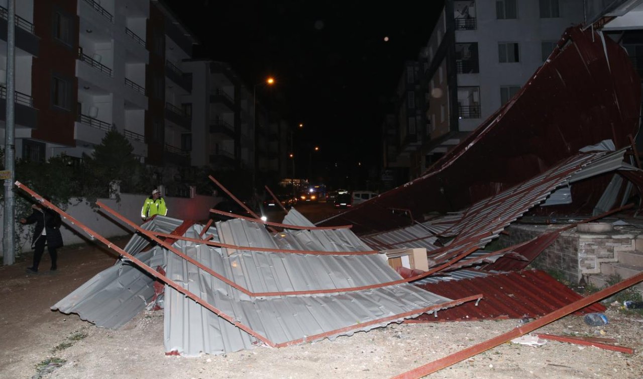 Hatay’da şiddetli rüzgar binaların çatılarını uçurdu