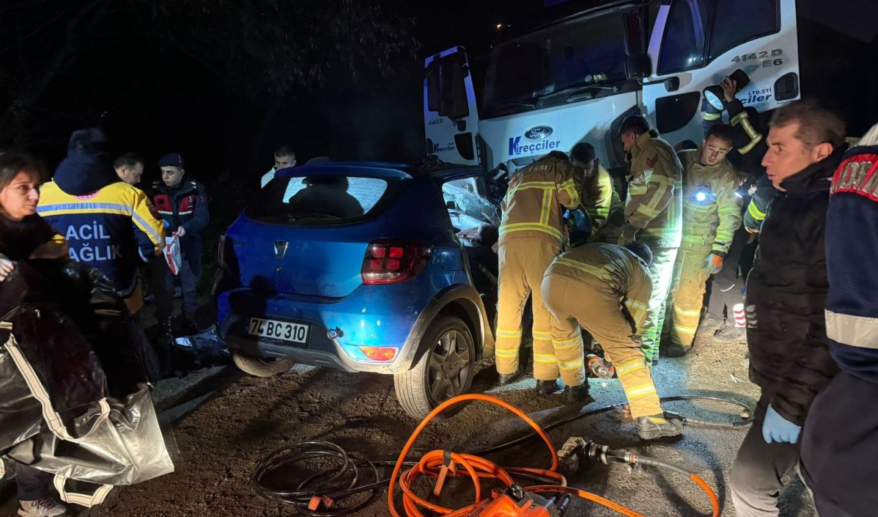 Kamyonla çarpışan otomobildeki 5 kişi öldü