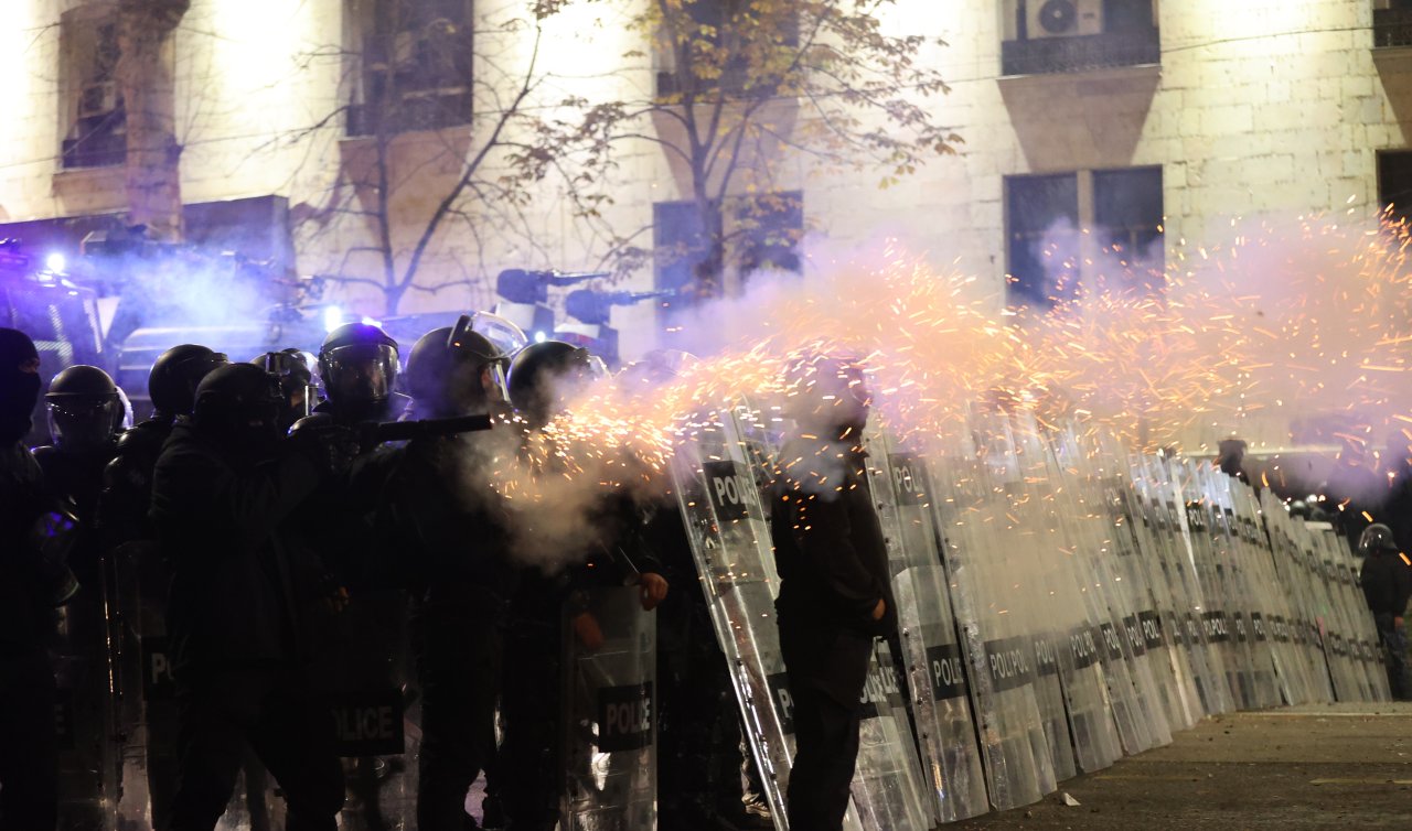 Gürcistan’da polisin müdahale ettiği göstericiler dağılmaya başladı 