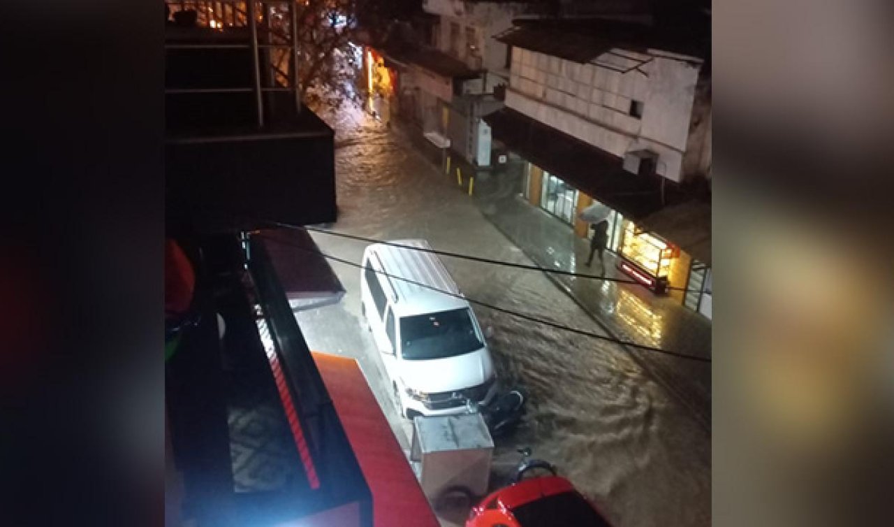 İzmir’de sağanak: Yollar göle döndü iş yerlerini su bastı