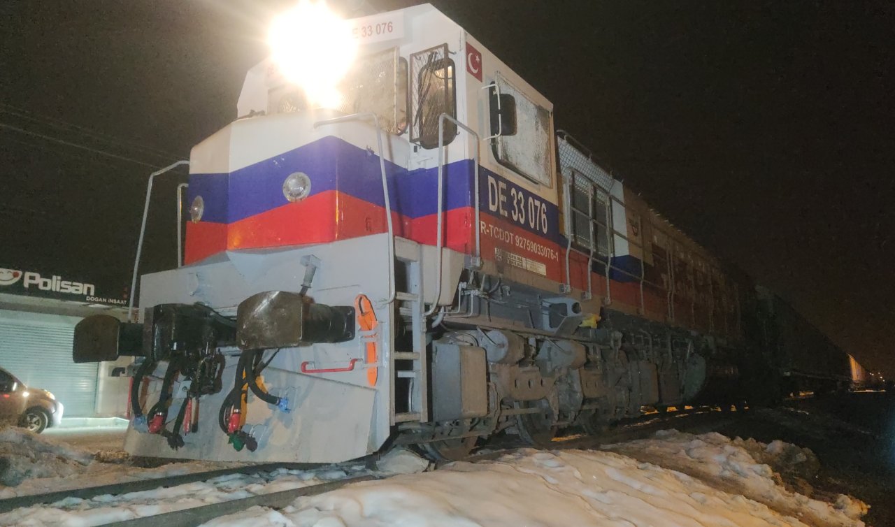 Trenin çarptığı otomobilin sürücüsü yara almadan kurtuldu