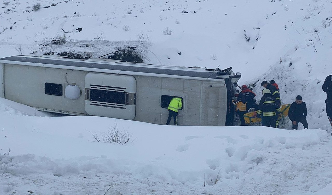 Erzincan’da yolcu otobüsü şarampole devrildi! Çok sayıda ambulans olay yerinde