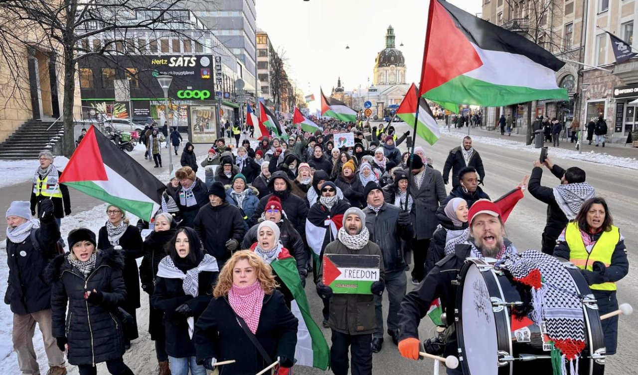 İsveç’te yüzlerce kişi katil İsrail’i protesto etti