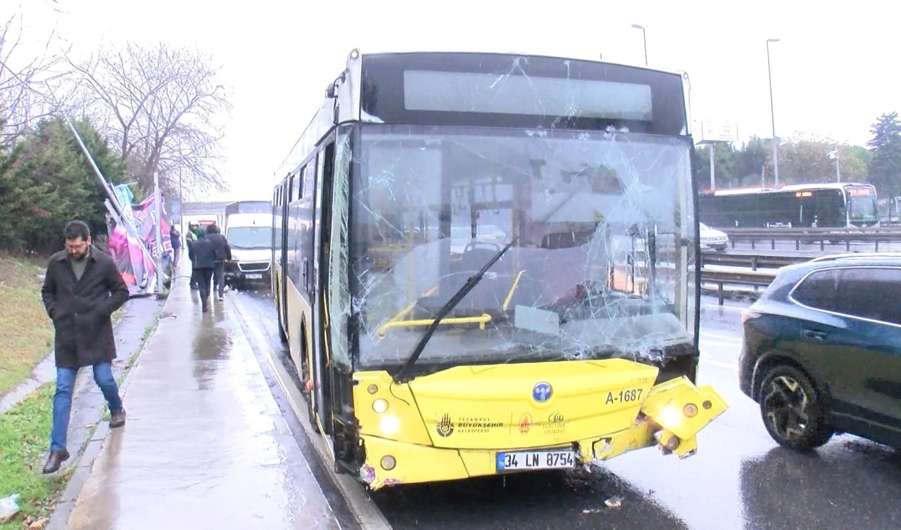 İETT otobüsü yoldan çıkıp reklam panosuna çarptı