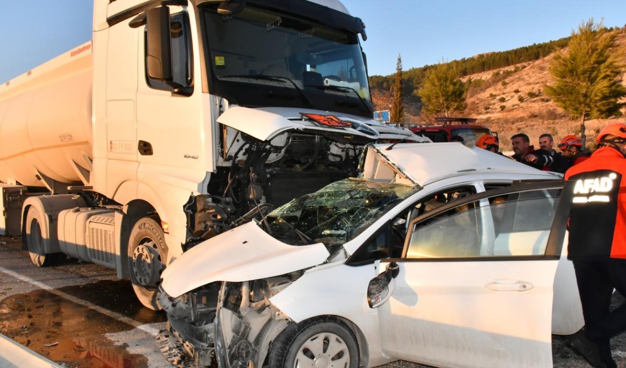 Yakıt tankeri ile otomobil çarpıştı: 3 ölü