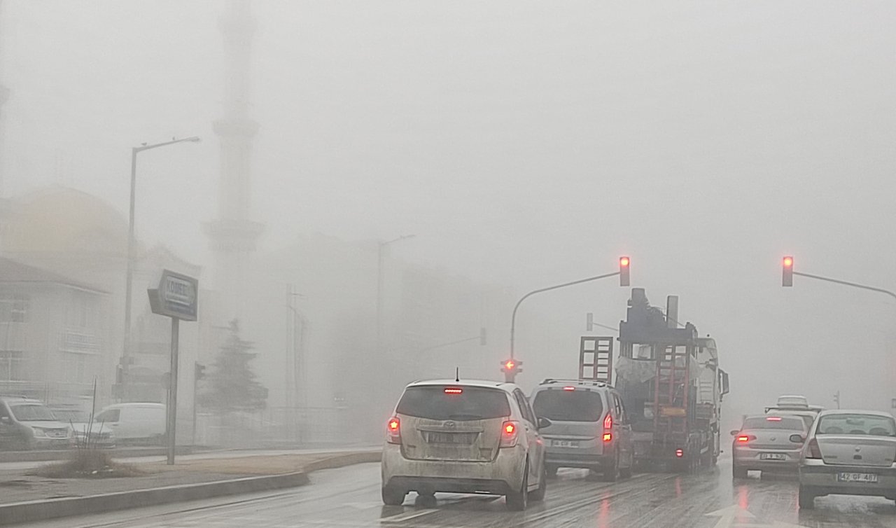 Konya-Ankara yolunda sis nedeniyle görüş mesafesi düştü! 