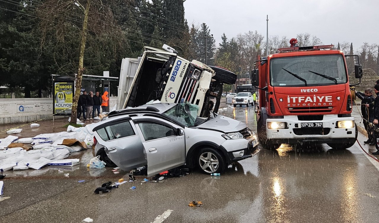  Sürücü koltuğundayken üzerine kamyon devrildi