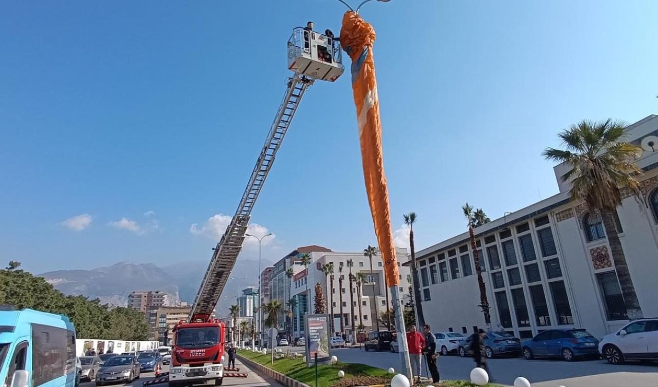  Yamaç paraşütçüleri aydınlatma direğine takıldı