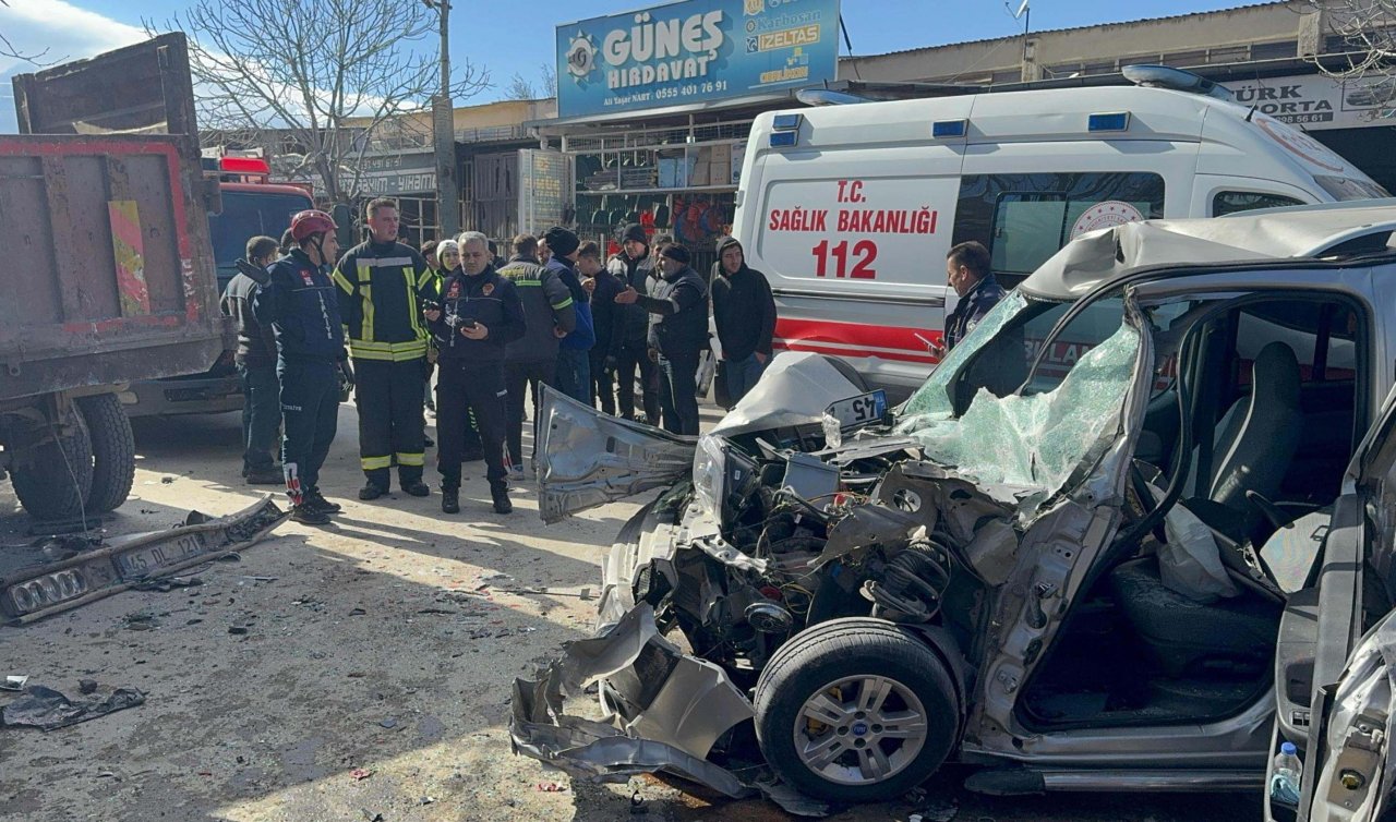 Hafif ticari araç park halindeki kamyona çarptı; sürücü ile yaya yaralandı