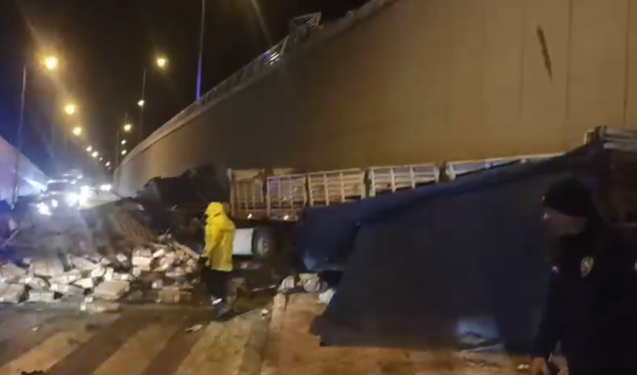 Konya’da TIR üst geçitten uçtu: 1 kişi yaralandı