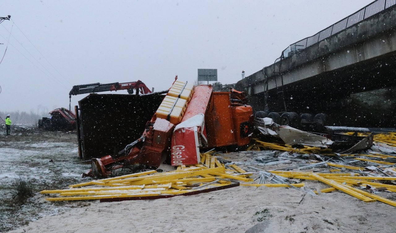 Çarpışan TIR ile Karayolları aracı köprüden uçtu: 2 ölü