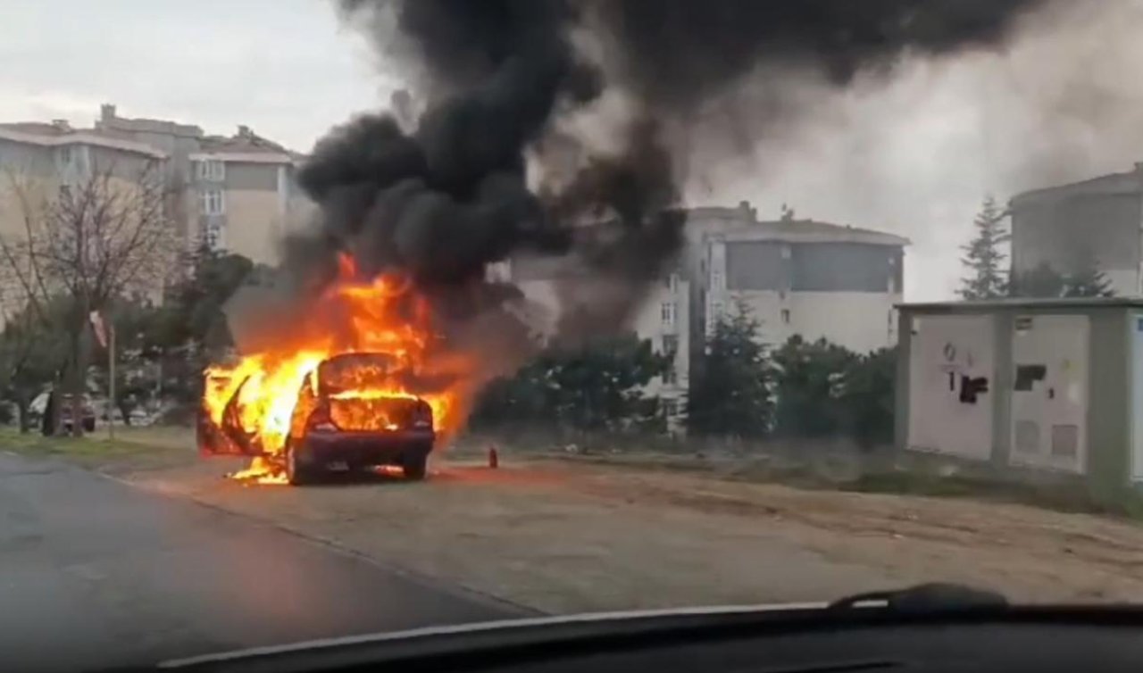 Seyir halindeki otomobil alev alev yandı