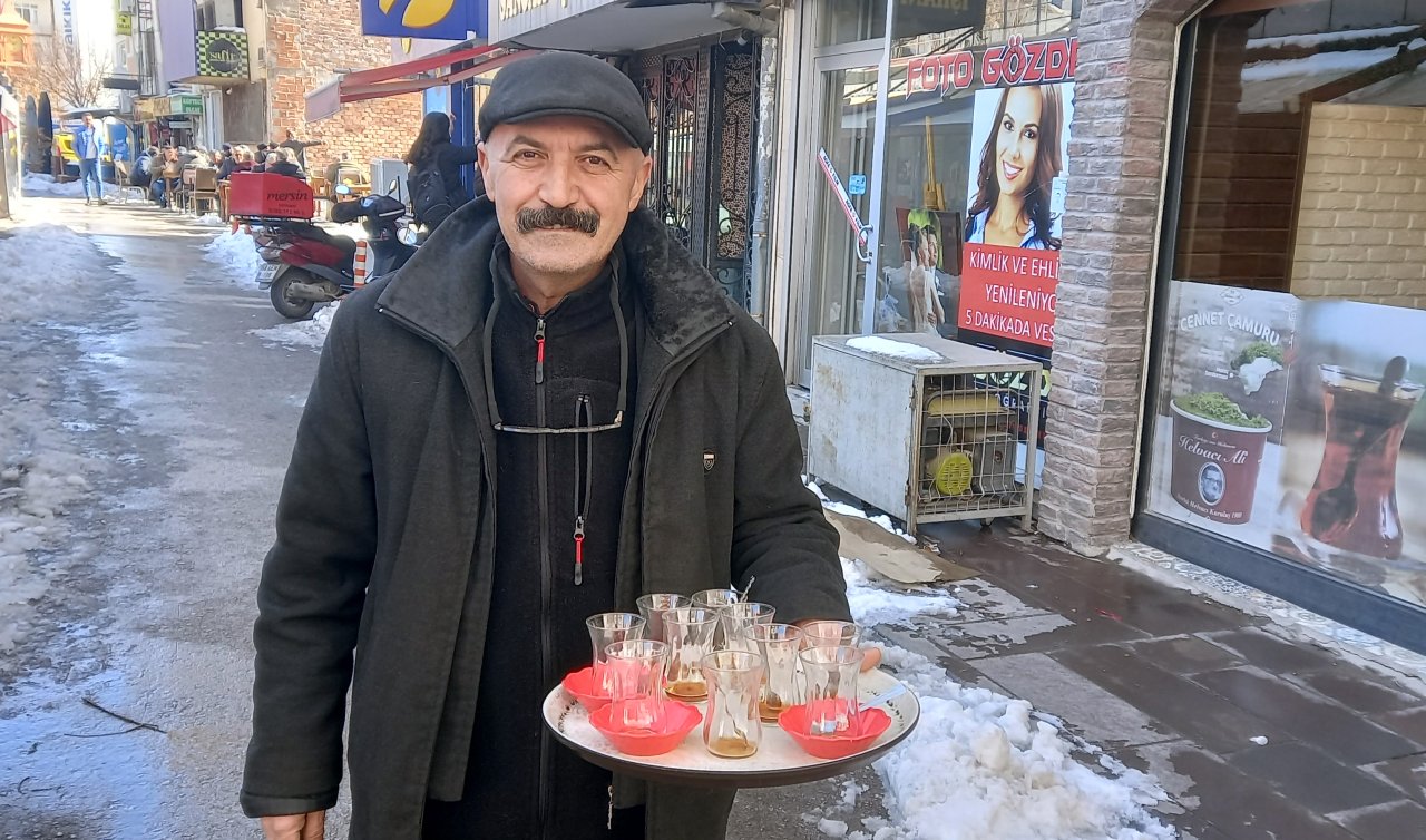 Müzik öğretmeni emeklilik sonrası baba mesleği çaycılığa başladı