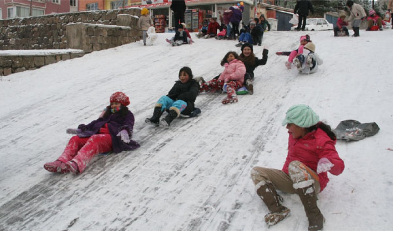 Valilikten açıklama geldi! Bayburt’ta okullar tatil mi edildi? 4 Mart Salı günü Bayburt’ta okullar tatil mi? 