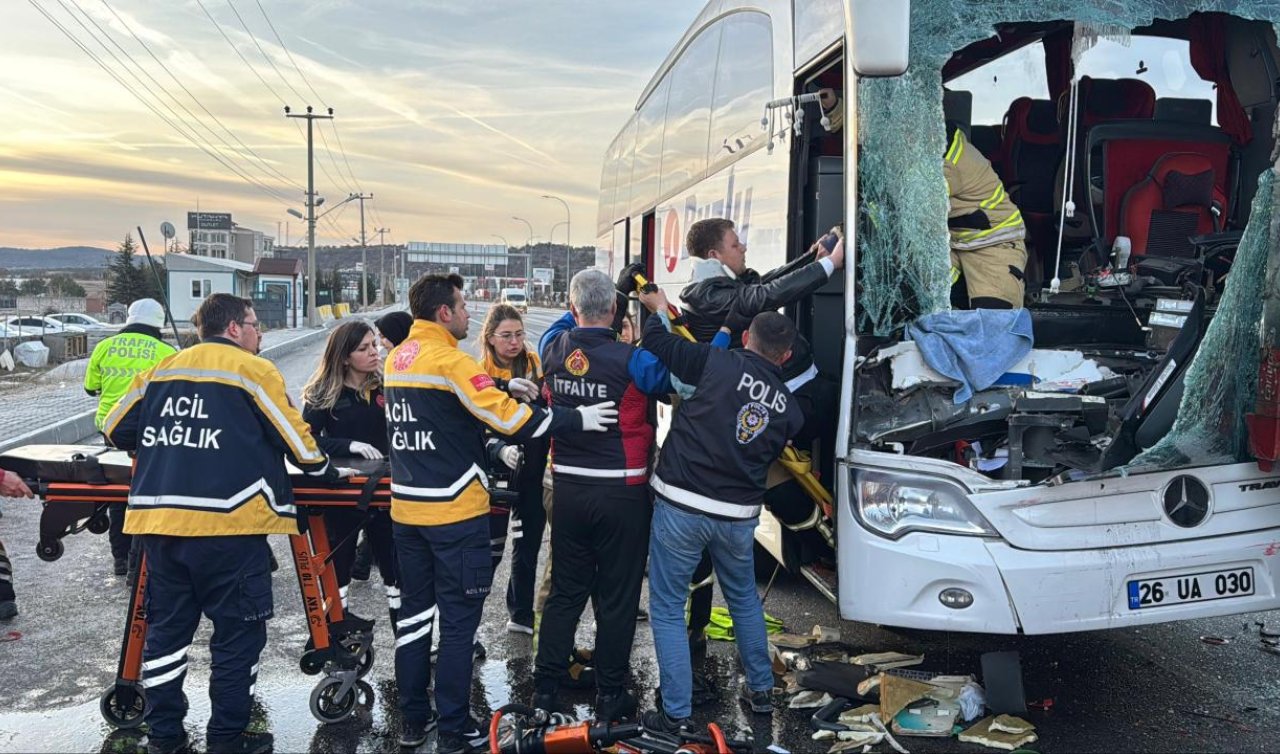 Kütahya’da yolcu otobüsü tıra çarptı: 14 yaralandı