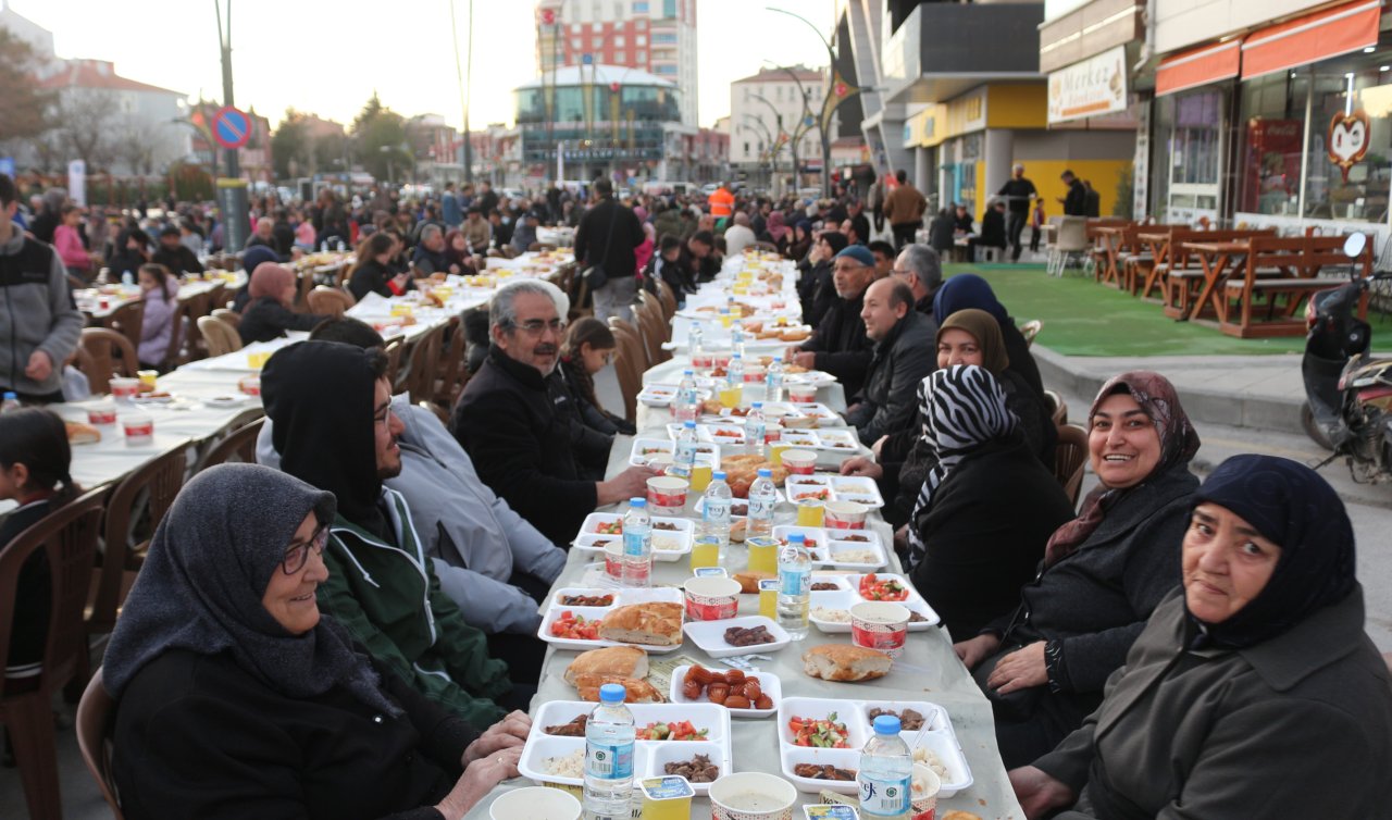 Kulu’da 3 bin kişilik iftar sofrası kuruldu 