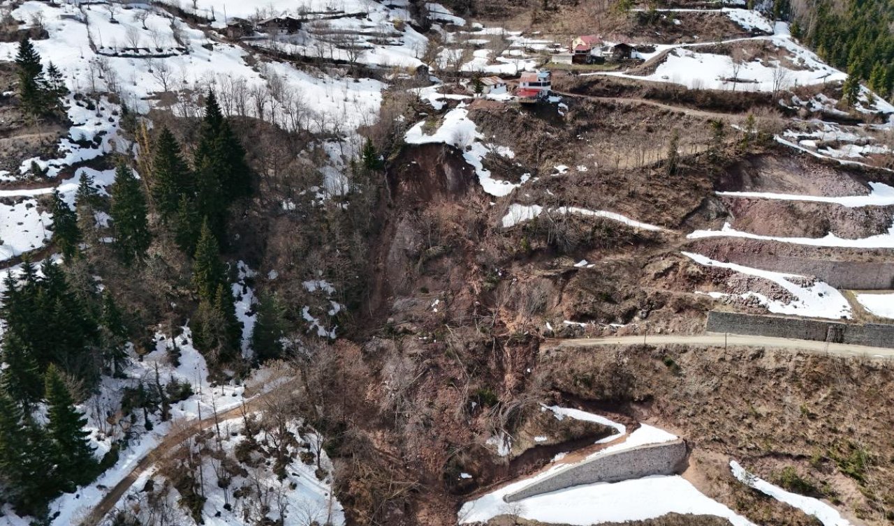  Artvin’de heyelan: 2 ev zarar gördü