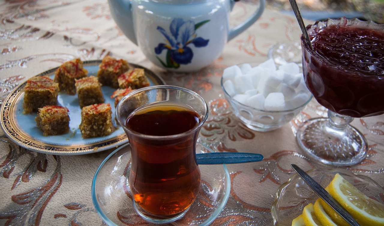 Çayın Yanında Bu Yiyecekleri Tüketmeyin: Vücuttaki Demiri Azaltıyor!