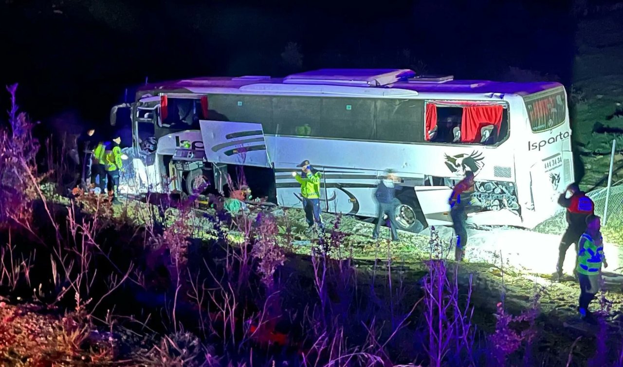 Yolcu otobüsü bariyere çarptı: 1 ölü, 26 yaralı