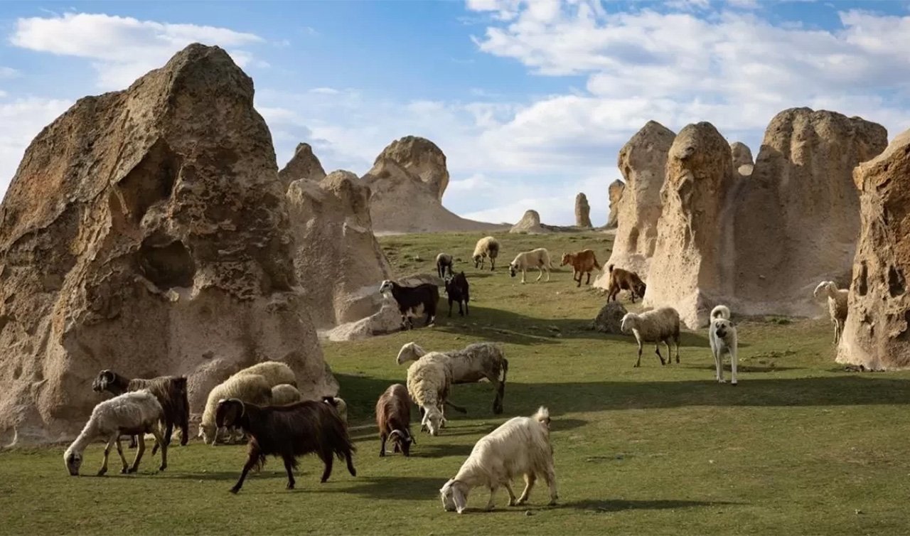 Afyonkarahisar’daki bu peribacaları Kapadokya’ya rakip oldu! Döğer Peribacaları görenleri şaşırtıyor
